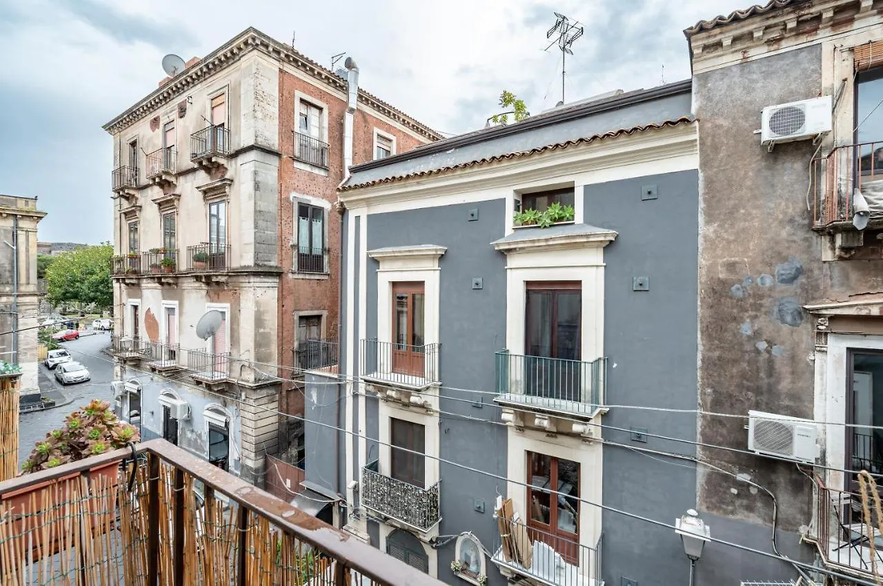 カターニアCasa Giuffri - Castello Ursino Flat With Balconyアパートメント カターニア